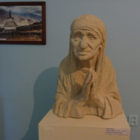 В музее-усадьбе Рериха Н.К. Бюст Матери Терезы.