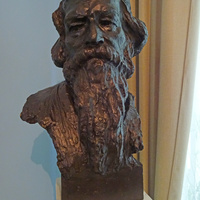 В музее-усадьбе Рериха Н.К. Бюст Р.Тагора.