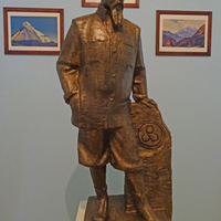 В музее-усадьбе Рериха Н.К. Скульптура Рериха Н.К.