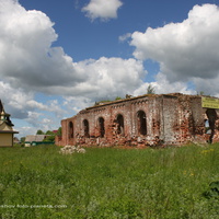 Церковь Сергия Радонежского и руины церкви Троицы Живоначальной