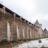 Монастырские стены.
