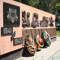 Братская могила- мемориал воинам ВОВ-стела мемориала