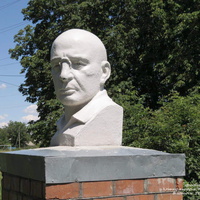 Памятник- бюст Вильямсу