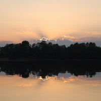 Берег деревенского озера на закате
