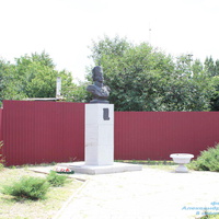 Памятник- бюст Платову