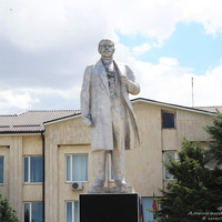 Памятник Ленину у администрации района