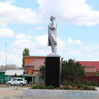 Памятник Ленину на площади перед администрацией