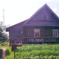 Дом жительницы посёлка Тёсово (Рогавка) Галины, 7 июля 2000 года.