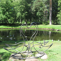 Нарва-Йыэсуу. Скульптурная композиция "Лебеди"