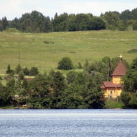 Вид д. Ясенское с озера Волго.