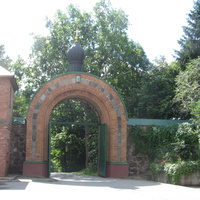 Территория Успенского Пюхтицкого женского монастыря. Ворота. Хозяйственный двор