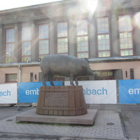 Тартуский рынок и скульптура  смеющейся свиньи