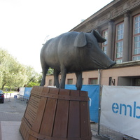 Тартуский рынок и скульптура  смеющейся свиньи