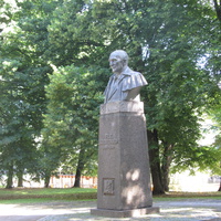 Памятник писателю Крейцвальду в Тарту