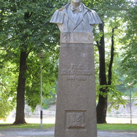 Памятник  писателю Крейцвальду в Тарту