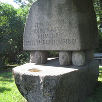 Памятный камень в честь первого всеобщего певческого праздника