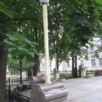 Гатчина. Фонарь-свеча у входа в поэтический сквер