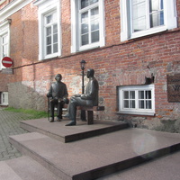 Памятник Оскару Уайльду и Эдуарду Вильде, другой ракурс