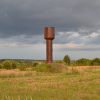 Водонапорная башня на западной окраине деревни.