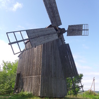 Одинцівскький вітряк побудованний в 1906 році жителем села Івківці Оксентієм Одинцем.