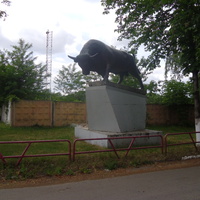 Памятник быку возле мясокомбината