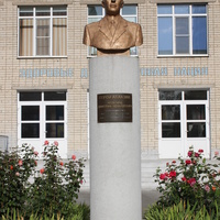 Бюст-памятник Дмитрию Эдуардовичу Чепенецу перед школой где он учился. Герой Абхазии погиб 1 июля 1993 года.