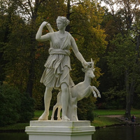 Скульптура "Диана с ланью"