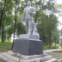 В городском парке  Победы памятник Ленину