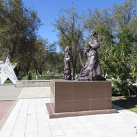 Памятник труженикам тыла на площади в центре.