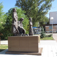 Памятник труженикам тыла на площади в центре.