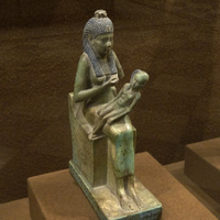 Зал Древнего Египта. Богиня Исида с сыном Хором.
