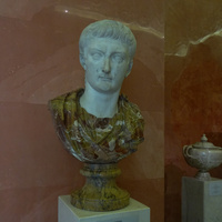 Зал Октавиана Августа. Бюст римского императора Тиберия.