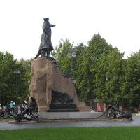 Якорная площадь, памятник – губернатору Кронштадта, адмиралу Макарову
