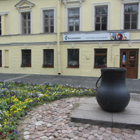 Памятник котелку