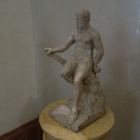Зал Геракла. Статуя отдыхающего Геракла.