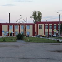 Вид на универмаг и свадебную арку с площади в посёлке Ленинское
