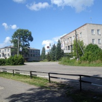 Вид на почту и ЦРБ в посёлке Ленинское