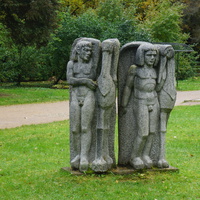 Декоративные фигуры в парке.