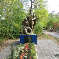 Братская могила воинов, погибших в боях за город Ростов и Родину.
