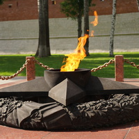 Вечный огонь у памятник сотрудникам органов государственной безопасности