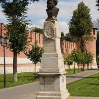 Бюст Карла Маркса, памятник памяти кровавого побоища на улице Киевской 21 октября 1905 года