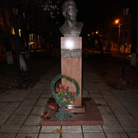 Бюст-памятник  Б.Л. Васильева в сквере на улице Докучаева
