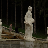 Скульптуры на фонтанном каскаде "Золотая Гора"