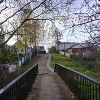 Пешеходный мост через ручей.