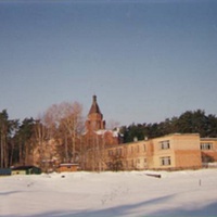 Александро - Мариинский женский монастырь (бывший) у пос. Мещерский Бор. Вид на корпуса бывшего пионерлагеря. Март 1994г.