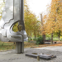 Памятник Виктору Самуиловичу Лецко (1951—1978) – чемпион СССР, Европы и Мира по самолётному спорту.