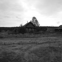 Заброшенные дома на окраине села Пуркаево