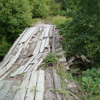 Сломанный мост через Чеберчинку возле кордона.