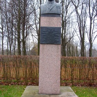 Памятник-бюст Николаю Алексеевичу Пилюгину, дважды герою социалистического труда