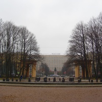 В центре круглой площади, располагающейся за пропилеями, установлен фонтан с Венком Славы
